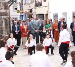 Actuación de la Escuela Tamborilero y el Grupo Folclórico que interpretaron el “Paleo”, que es el baile típico hurdano