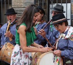 Doña Letizia con los tamborileros
