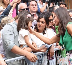Doña Letizia con los vecinos de Pinofranqueado