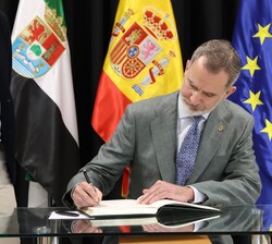 Don Felipe firma en el Libro de Honor
