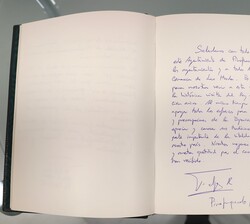 Dedicatoria de Sus Majestades los Reyes en el Libro de Honor