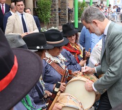 Don Felipe con los tamborileros