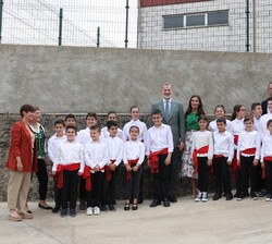 Los Reyes con los niños del Grupo Folclórico