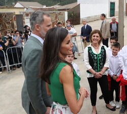 Don Felipe y Doña Letizia conversan con los niños del Grupo Folclórico