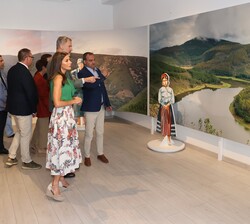Los Reyes durante el recorrido por la exposición
