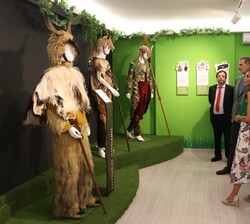 Recorrido de Don Felipe y Doña Letizia por la exposición de las fiestas de interés turístico de la comarca: el “Carnaval hurdano” y la 
