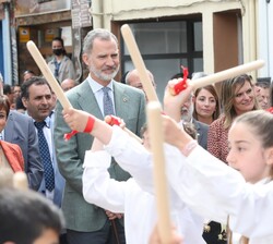 Los Reyes durante la interpretación del “Paleo”, baile típico hurdano