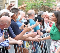 Don Felipe y Doña Letizia reciben el saludo de los vecinos de Pinofranqueado, durante su visita a la localidad