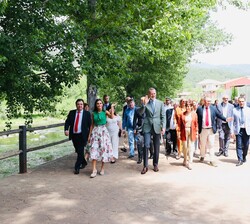 Don Felipe y Doña Letizia durante el paseo fluvial de la localidad