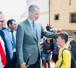 Don Felipe con uno de los niños de Pinofranqueado