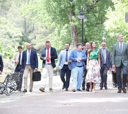 Don Felipe y Doña Letizia durante el paseo