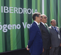 Don Feipe conversa con los presidentes de Ibredrola y Fertiberia, con el alcelde de Puertollano y con el delegado del Gobierno en Castilla-La Mancha, 