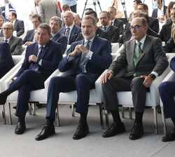 Su Majestad el Rey en primera fila de asientos al comienzo del acto, junto al presidente de la Junta de Comunidades de Castilla-La Mancha y los presid