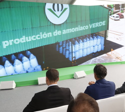 Su Majestad el Rey en primera fila de asientos durante la presentación técnica “La oportunidad del hidrógeno verde en España”