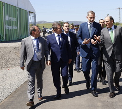 Su Majestad el Rey junto a las autoridades y personalidades se dirige a la Planta de Hidrógeno Verde