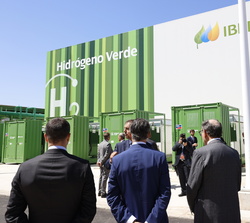Su Majestad el Rey durante su recorrido por la Planta de Hidrógeno Verde