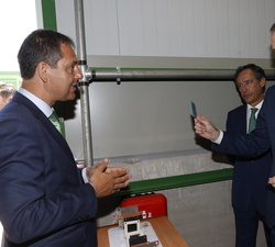 Su Majestad el Rey durante su recorrido por la Planta de Hidrógeno Verde observa unasceldas de electrólisis