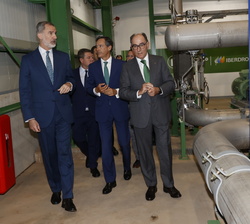 Su Majestad el Rey junto a los presidentes de Iberdrola y Fertiberia recorre la Planta de Hidrógeno Verde