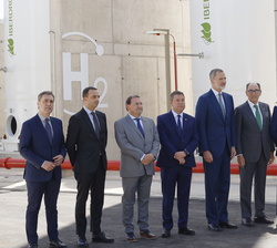 Fotografía de grupo de Su Majestad el Rey junto a las autoridades y personalidades asistentes a la inauguración