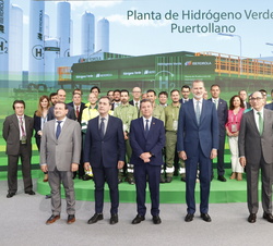 Fotografía de grupo de Su Majestad el Rey con las autoridades, una representación de los trabajadores de la Planta y de las empresas que han participa