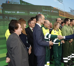 Su Majestad el Rey recibe el saludo de un grupo de trabajadores de la Planta