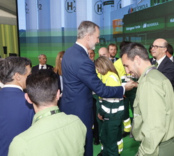 Su Majestad el Rey recibe el saludo de un grupo de trabajadores de la Planta