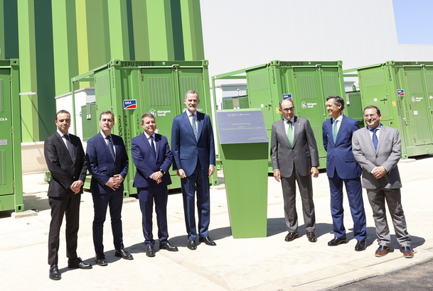 Fotografía de grupo de Su Majestad el Rey ante una Placa Conmemorativa de la inauguración, junto a las autoridades y personalidades