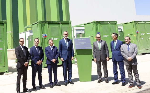 Fotografía de grupo de Su Majestad el Rey ante una Placa Conmemorativa de la inauguración, junto a las autoridades y personalidades