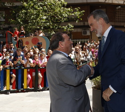 Su Majestad el Rey es recibido por el alcalde de Puertollano, Adolfo Muñiz, a su llegada a la Plaza de la Constitución