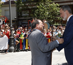 Su Majestad el Rey recibe el Bastón de Mando de manos del alcalde de Puertollano, Adolfo Muñiz, a su llegada a la Plaza de la Constitución