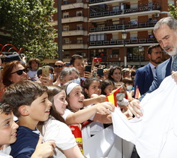 Su Majestad el Rey conversa con unos niños de Puertollano que le esperaban a su llegada al Ayuntamiento