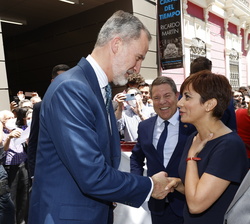 Don Felipe recibe el saludo de la ministra de Política Territorial, Isabel Rodríguez