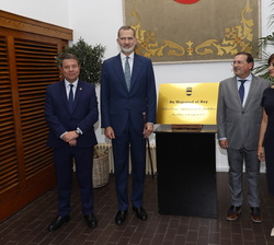 El Rey ante una Placa Conmemorativa acompañado por el presidente de Castilla-La Mancha, la ministra de Política Territorial y el alcalde de Puertollan