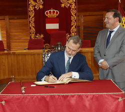 Su Majestad el Rey firma en el Libro de Honor del Ayuntamiento de Puertollano