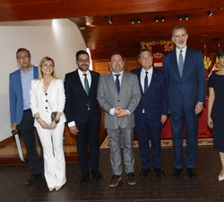 Fotografía de grupo de Su Majestad el Rey con las autoridades y personalidades