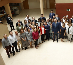 Fotografía de grupo de Su Majestad el Rey con la Corporación Municipal del Ayuntamiento de Puertollano