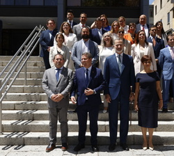 Fotografía de grupo de Su Majestad el Rey con las autoridades y la Corporación Municipal del Ayuntamiento de Puertollano