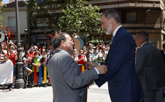Su Majestad el Rey recibe el Bastón de Mando de manos del alcalde de Puertollano, Adolfo Muñiz, a su llegada a la Plaza de la Constitución