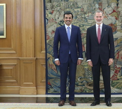 Don Felipe acompañado de Su Alteza el Emir de Catar