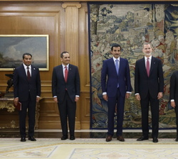 Su Majestad el Rey y Su Alteza el Emir de Catar acompañados de sus respectivos ministros de Exteriores y embajadores