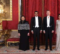 Don Felipe y Doña Letizia acompañados de Sus Altezas el Jeque Tamim Bin Hamad Al Thani, Emir del Estado de Catar, y la Jequesa Jawaher Bint Hamad Bin 