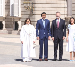 Sus Majestades los Reyes acompañados de Sus Altezas el Jeque Tamim Bin Hamad Al Thani, Emir del Estado de Catar, y la Jequesa Jawaher Bint Hamad Bin S