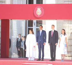 Sus Majestades los Reyes acompañados de Sus Altezas el Jeque Tamim Bin Hamad Al Thani, Emir del Estado de Catar, y la Jequesa Jawaher Bint Hamad Bin S
