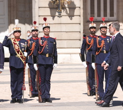 Su Majestad el Rey acompañado del Jeque Tamin Bin Hamad Al Thani, Emir del Estado de Catar pasa revista a la fuerza presente