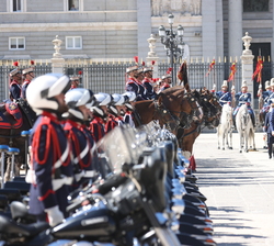 Su Majestad el Rey acompañado del Jeque Tamin Bin Hamad Al Thani, Emir del Estado de Catar pasa revista al Batallón de la Guardia Real