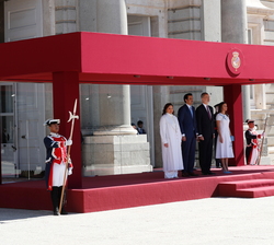 Sus Majestades los Reyes acompañados de Sus Altezas el Jeque Tamim Bin Hamad Al Thani, Emir del Estado de Catar, y la Jequesa Jawaher Bint Hamad Bin S