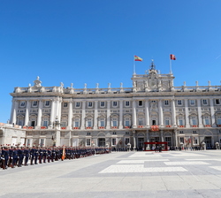 Detalle del Palacio Real de Madrid con Sus Majestades los Reyes acompañados de Sus Altezas el Jeque Tamim Bin Hamad Al Thani, Emir del Estado de Catar
