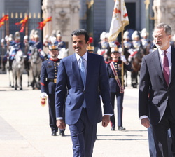 Don Felipe acompañado del Jeque Tamin Bin Hamad Al Thani, Emir del Estado de Catar termina de pasar revista al Batallón de la Guardia Real