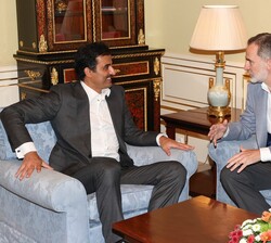 Su Majestad el Rey conversa con Su Alteza el jeque Tamim Bin Hamad Al Thani, Emir del Estado de Catar