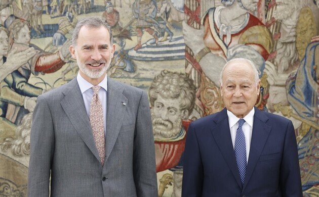 Su Majestad el Rey junto al secretario general de la Liga de los Estados Árabes, Ahmed Aboul Gheit